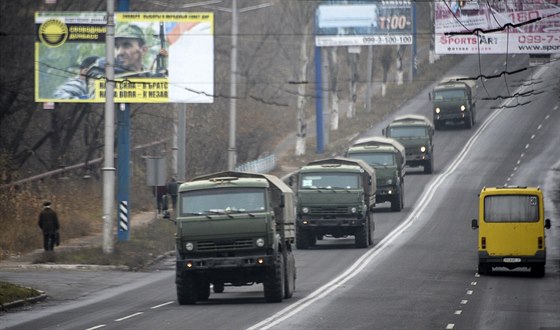 Neoznaený vojenský konvoj, který reportéi agentury AP vyfotili 25 kilometr...