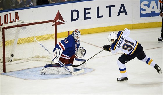 VÍTZNÝ NÁJEZD. Vladimir Tarasenko ze St. Louis rozhoduje zápas na led NY...