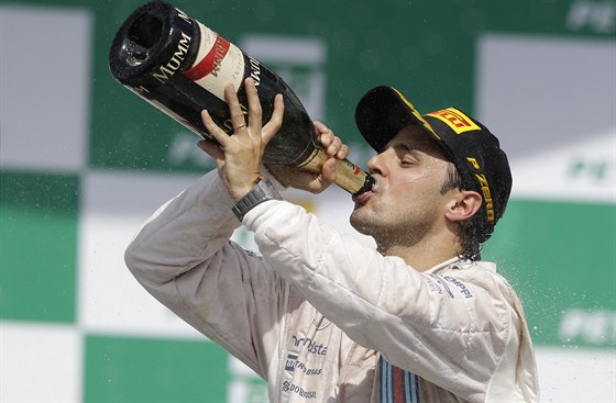 Felipe Massa slaví tetí místo ve Velké cen Brazílie.