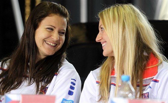 KAMARÁDKY PROTI SOB. Lucie afáová (vlevo) a Petra Kvitová se znají, kamarádí, reprezentují spolu ve Fed Cupu. Na Turnaji mistry se utkají v jedné skupin.
