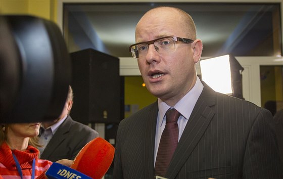 Premiér Bohuslav Sobotka chce s Miloem Zemanem probrat jeho výroky a postoje.