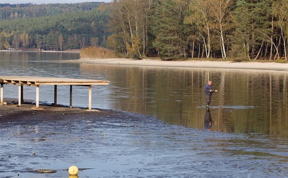 Zásti vyputné Máchovo jezero.