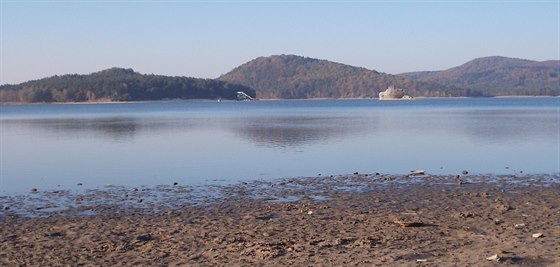 Zásti vyputné Máchovo jezero letos v listopadu.