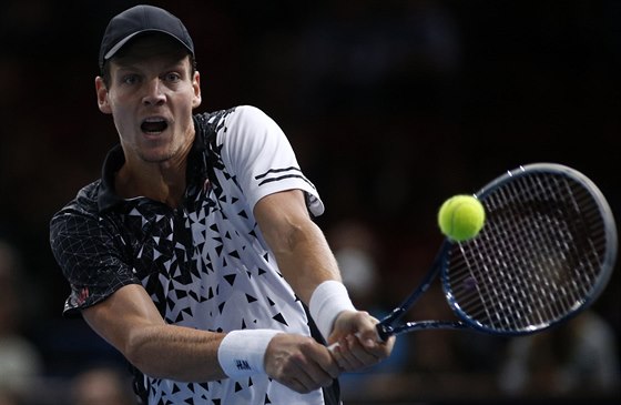 Tomá Berdych v semifinále paíského turnaje proti Milosi Raonicovi.