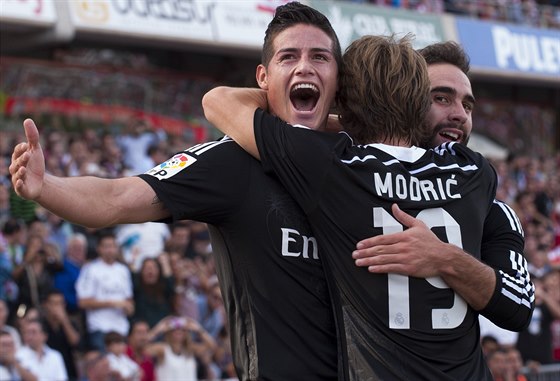 POHODLNÁ VÝHRA. Fotbalisté Realu Madrid oslavují gól Jamese Rodrigueze (vlevo)...