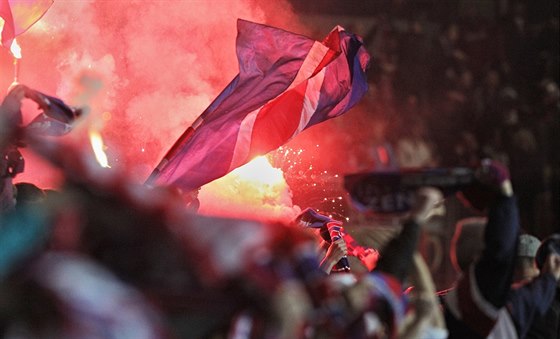 PYROTECHNIKA. Zápas mezi Plzní a Spartou musel být tikrát na pár minut peruen kvli fanoukm v kotli Plzn, kteí odpálili nkolik dýmovnic, a hit se zahalilo do husté mlhy.