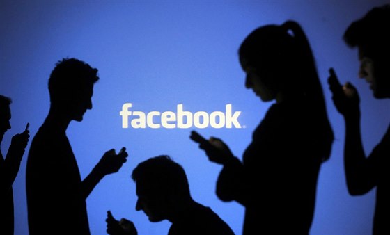 Facebook umoní posílat si mezi páteli peníze.