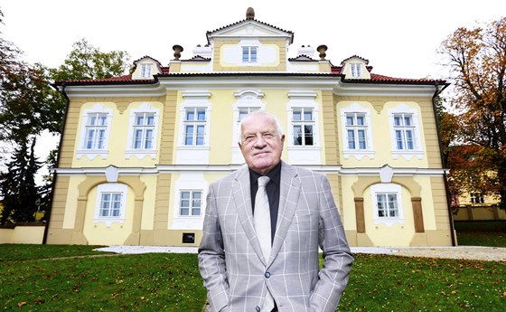 Exprezident Václav Klaus ped budovou institutu, který nese jeho jméno.