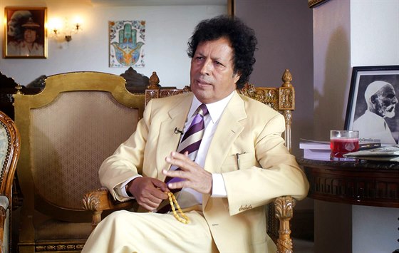Ahmad Kaddáf ad-Dam pi rozhovoru pro agenturu Reuters ve svém byt v Káhie.