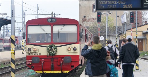 Zábr z 6. dubna 2014, kdy motoráky na dráze mezi Opavou a Jakartovicemi mly...