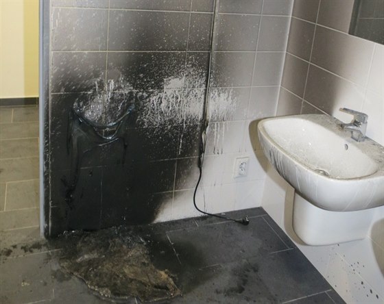 Následky poáru na toaletách v nové tinecké hale, který zpsobil 22letý místní...
