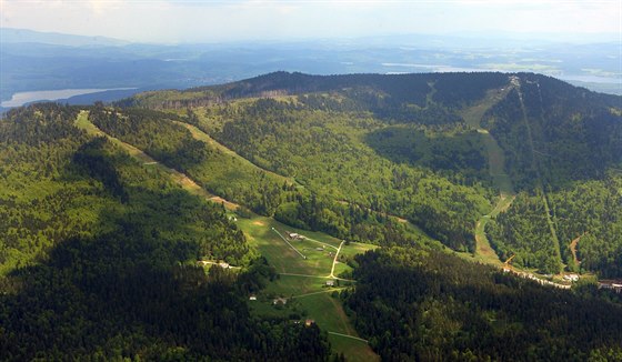 Letecký pohled na rakouský lyaský areál Hochficht. Vlevo je Hraniník, ze...