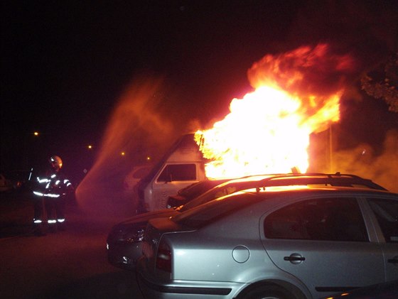Poár obytného vozu v Brn-Bystrci v noci na 4. listopadu.