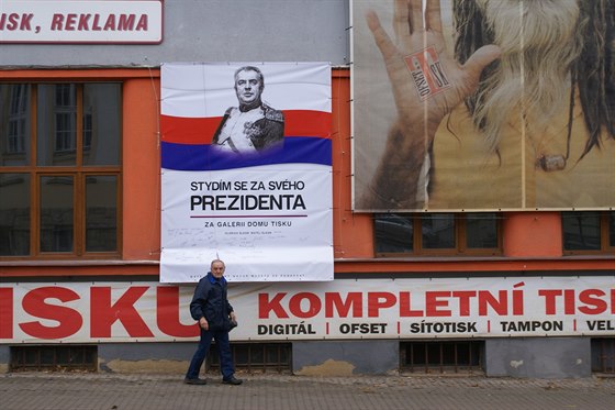 Od tvrtka 6. 11. 2014 se na plakát na Domu tisku v Trutnov podepisují lidé.