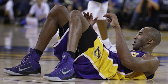 Hvzdný basketbalista Los Angeles Lakers Kobe Bryant zaívá s týmem mizerný...