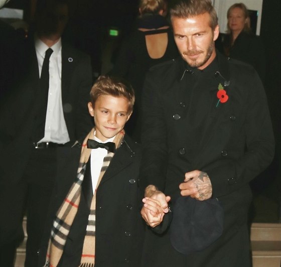 Na erveném koberci pózoval Romeo Beckham sám, z akce el ale za ruku s otcem...