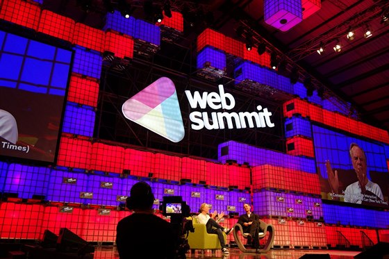 Hlavní pódium konference Web Summit 2014 na dublinském výstaviti RDS hraje...