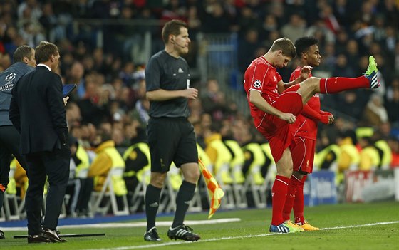 TENTOKRÁT NÁHRADNÍCI. Steven Gerrard a Raheem Sterling se protahují u postranní...