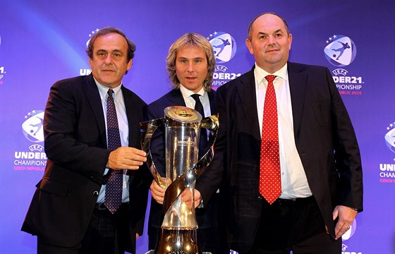 S POHÁREM. Prezident UEFA Michel Platini, bývalý fotbalista Pavel Nedvd a éf...