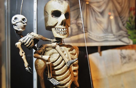 Jeden z exponát výstavy Umní umírat aneb O posledních vcech lovka.