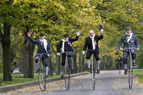 Jízda velocipedist na historických vysokých kolech.