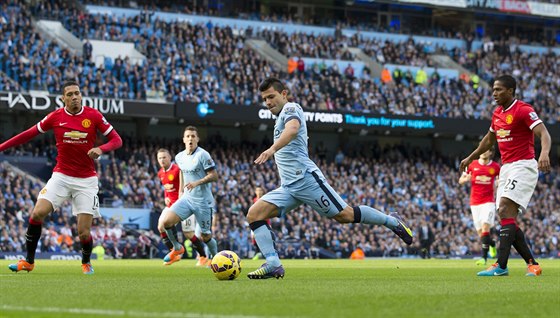 Sergio Agüero z Manchesteru City napahuje ke stele na branku Manchesteru...