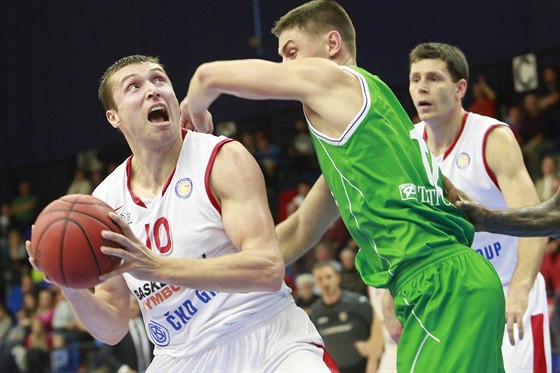 Nymburský basketbalista Pavel Houka (vlevo) se snaí prosadit pes Vadima...