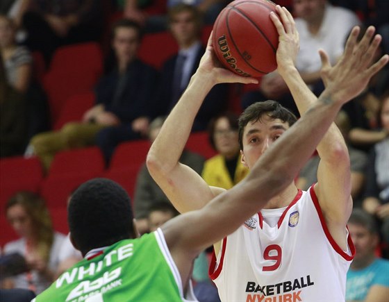 Nymburský basketbalista Jií Welsch v souboji s Jamesem Whitem z Kazan.