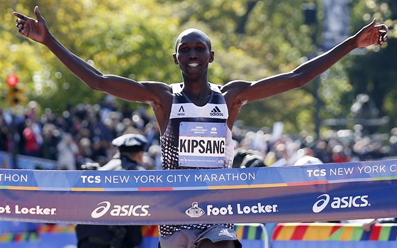 Keský vytrvalec Wilson Kipsang probíhá vítzn cílem maratonu v New Yorku.