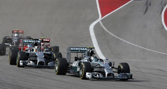 Monoposty Mercedes v ele Velké ceny USA F1. Vpravo Nico Rosberg, za ním Lewis...