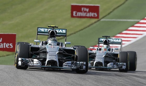 Monoposty Mercedes v ele Velké ceny USA F1. Vlevo Nico Rosberg, za ním Lewis...