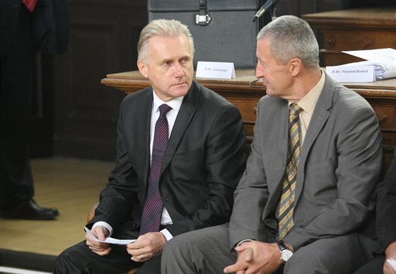Bývalý perovský primátor Jií Lajtoch (vlevo) a dalí z obalovaných Josef Kulíek. (4.11.2014)