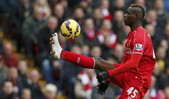 Útoník Liverpoolu Mario Balotelli kontroluje balón v duelu s Chelsea.