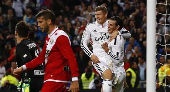 Gareth Bale z Realu Madrid (vpravo) slaví se spoluhráem Tonim Kroosem gól do...