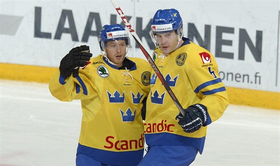 VÉDSKÁ RADOST. Linus Klasen (vlevo) dal gól, gratuluje mu Patrik Hersley.