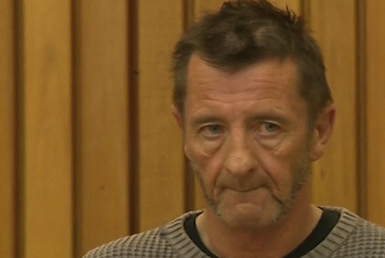 Bubeník AC/DC Phil Rudd se piznal, e vyhrooval vradou a e ml u sebe drogy.