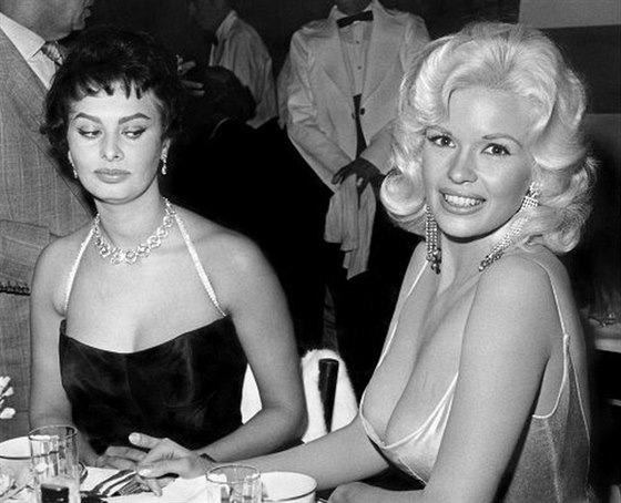 Sophia Lorenová a Jayne Mansfieldová na veírku v hotelu v Beverly Hills (1957)