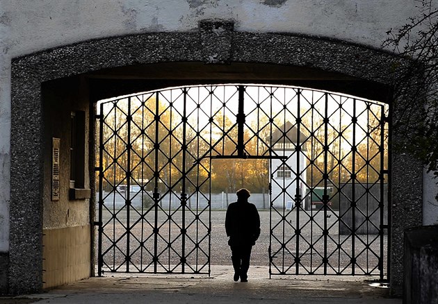 Hlavní vstupní brána v Dachau bez ukradené míe s nápisem Arbeit macht frei...