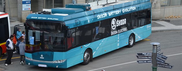 Jeden z testovaných elektrobusů v Hradci Králové. Jeden z testovaných elektrobusů v Hradci Králové.