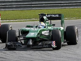 SOUBOJ V ZATCE. Kimi Raikkonen z Ferrari a Marcus Ericsson z tmu Caterham.