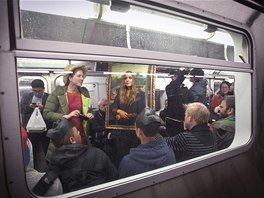 Newyorské metro obvykle praská ve vech. Jen kulturní barbar by ovem neuvolnil...