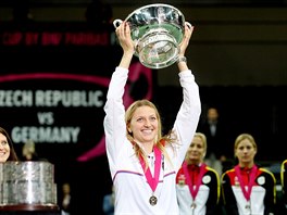 Petra Kvitová pózuje se stíbrným pohárem pro vítzky Fed Cupu