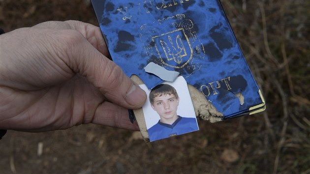 Dokumenty jednoho z chlapc, kte zahynuli pi ostelovn Doncku (8. listopadu 2014)