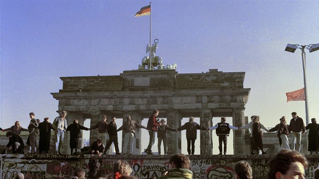 Obyvatel Berlna slav pd bariry, kter 28 let dlila msto (10. listopadu 1989)