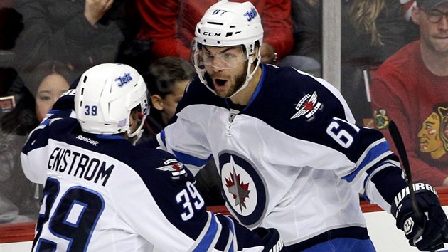 Michael Frolk (vpravo) vstelil jedinou branku Winnipegu, kter ovem staila na vhru v Chicagu. Gratuluje mu spoluhr Toby Enstrom.