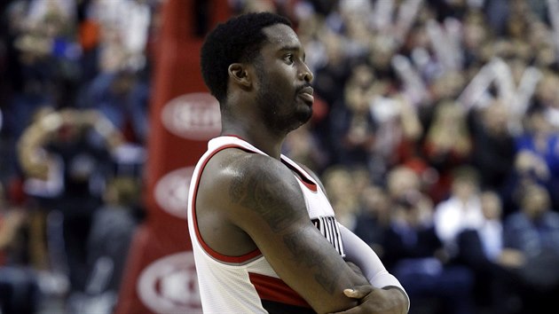 A NA KOLENA. Klesl Wesley Matthews z Portlandu po nespn akci proti Golden State Warriors.