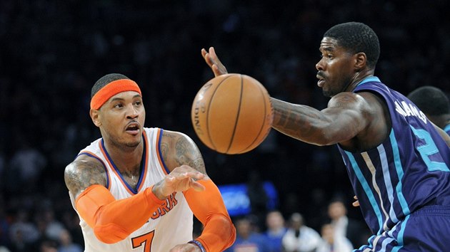 Carmelo Anthony (vlevo) z tmu New York Knicks a Marvin Williams z Charlotte.