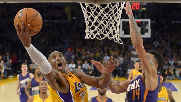Kobe Bryant z LA Lakers stl pes Geralda Greena z Phoenixu.