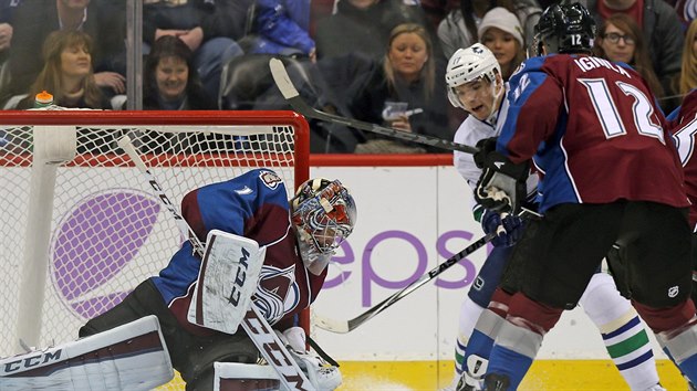 Semjon Varlamov v brance Colorada el pokusu Radima Vrbaty z Vancouveru. Toho jet brzd Jarome Iginla.