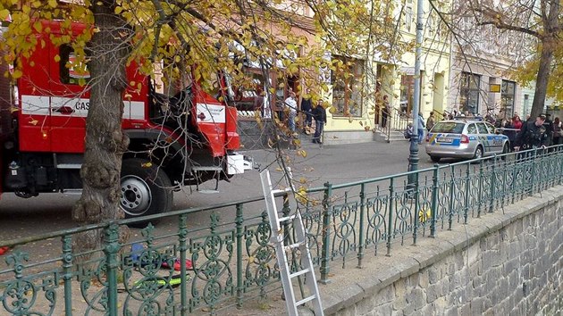 Hasii zachraovali chlapce, kter se ztil z osmimetrov vky do koryta eky Tepl v centru Karlovch Var.